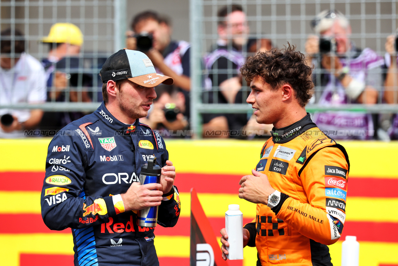 GP STATI UNITI, (L to R): Gara winner Max Verstappen (NLD) Red Bull Racing with third placed Lando Norris (GBR) McLaren in Sprint parc ferme.

19.10.2024. Formula 1 World Championship, Rd 19, United States Grand Prix, Austin, Texas, USA, Sprint e Qualifiche Day.

- www.xpbimages.com, EMail: requests@xpbimages.com © Copyright: Bearne / XPB Images