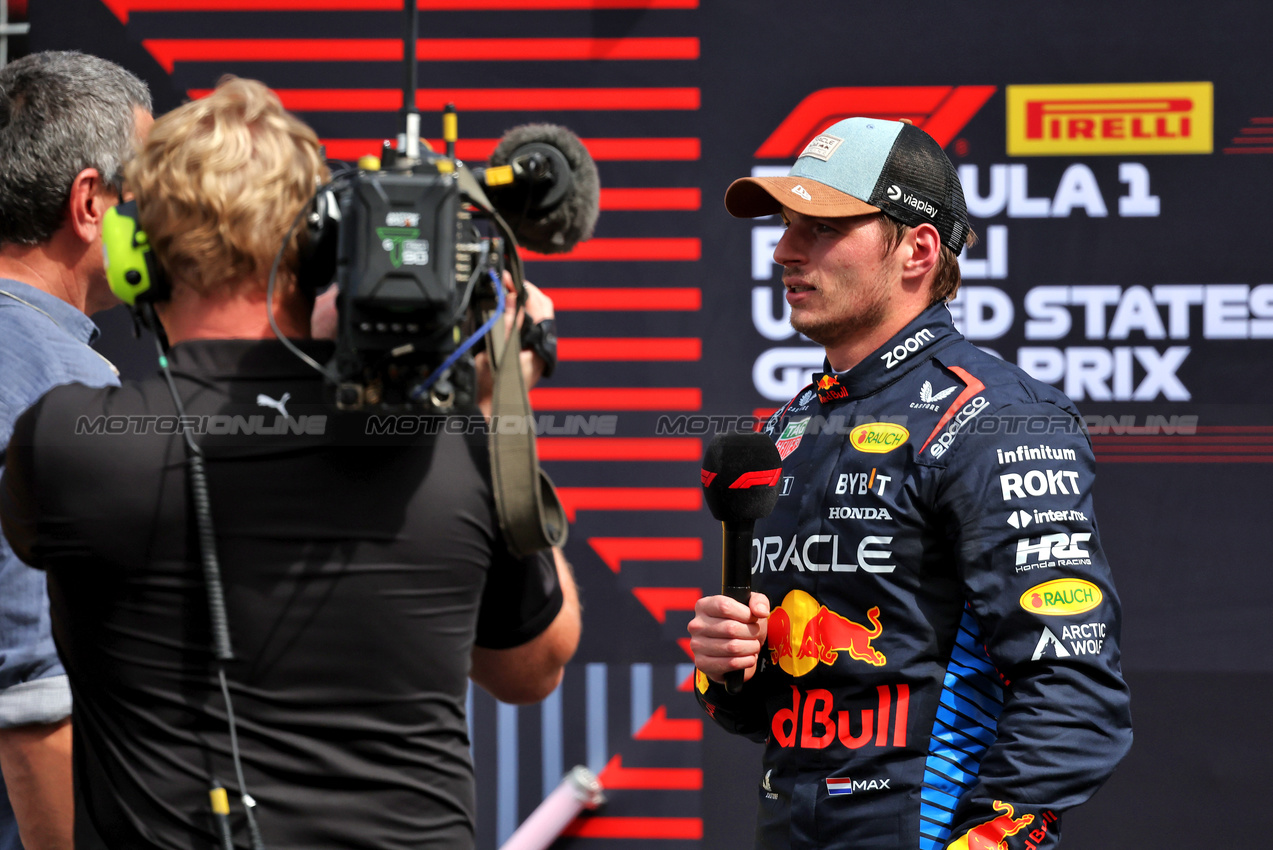 GP STATI UNITI, Gara winner Max Verstappen (NLD) Red Bull Racing in Sprint parc ferme.

19.10.2024. Formula 1 World Championship, Rd 19, United States Grand Prix, Austin, Texas, USA, Sprint e Qualifiche Day.

- www.xpbimages.com, EMail: requests@xpbimages.com © Copyright: Bearne / XPB Images