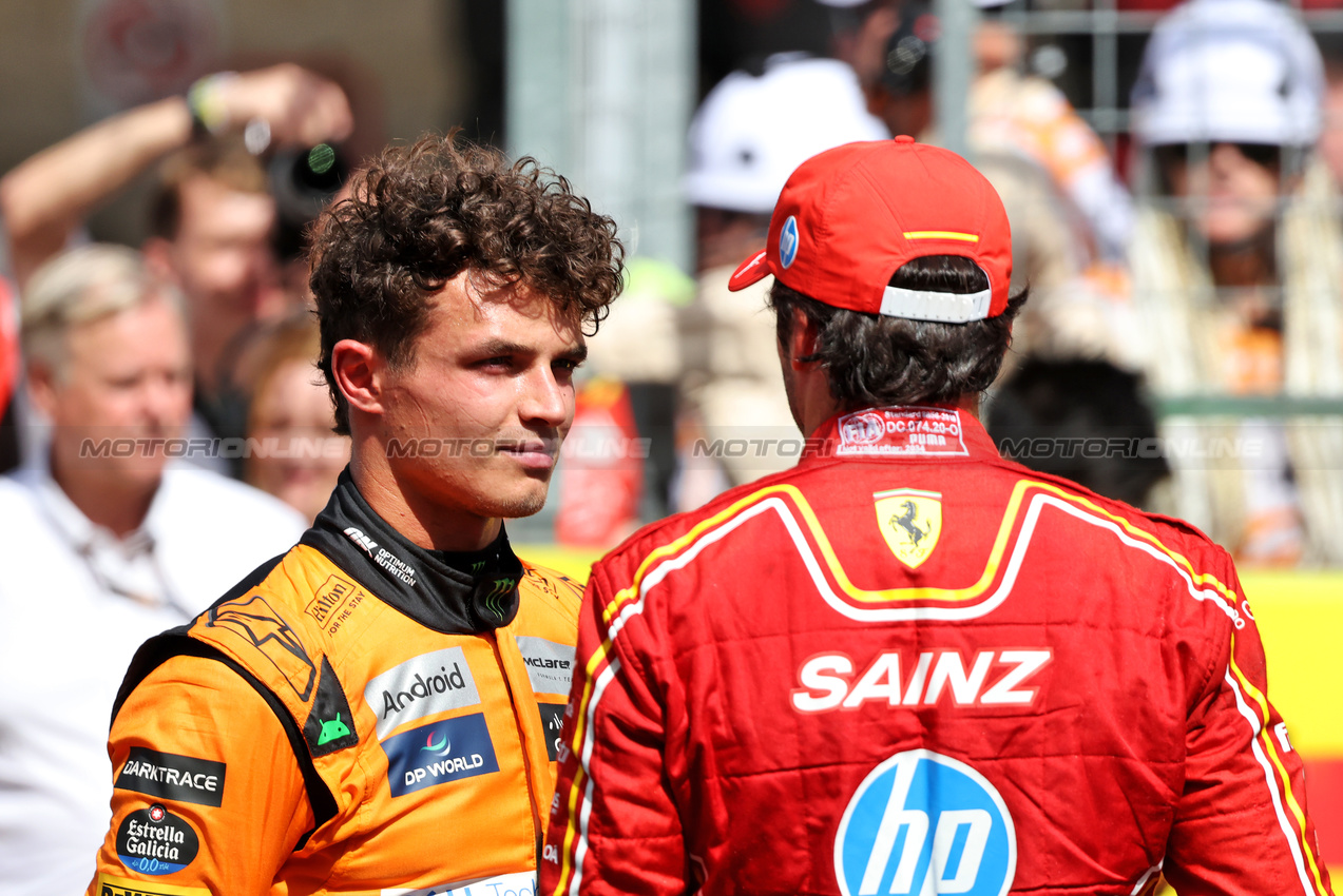 GP STATI UNITI, (L to R): Lando Norris (GBR) McLaren with Carlos Sainz Jr (ESP) Ferrari in Sprint parc ferme.

19.10.2024. Formula 1 World Championship, Rd 19, United States Grand Prix, Austin, Texas, USA, Sprint e Qualifiche Day.

- www.xpbimages.com, EMail: requests@xpbimages.com © Copyright: Bearne / XPB Images