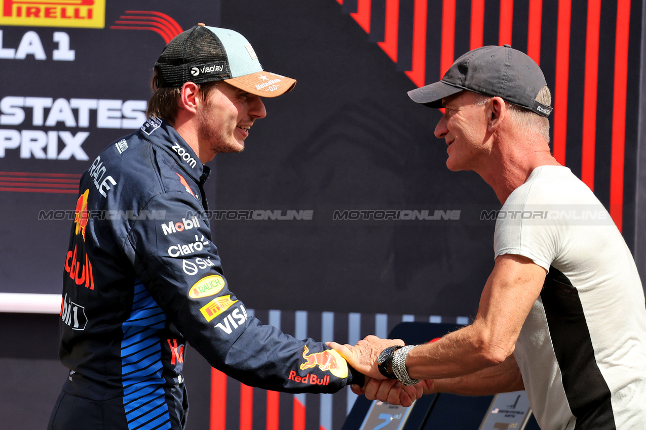 GP STATI UNITI, (L to R): Sprint winner Max Verstappen (NLD) Red Bull Racing celebrates with Sting (GBR) Musician in parc ferme.

19.10.2024. Formula 1 World Championship, Rd 19, United States Grand Prix, Austin, Texas, USA, Sprint e Qualifiche Day.

- www.xpbimages.com, EMail: requests@xpbimages.com © Copyright: Bearne / XPB Images