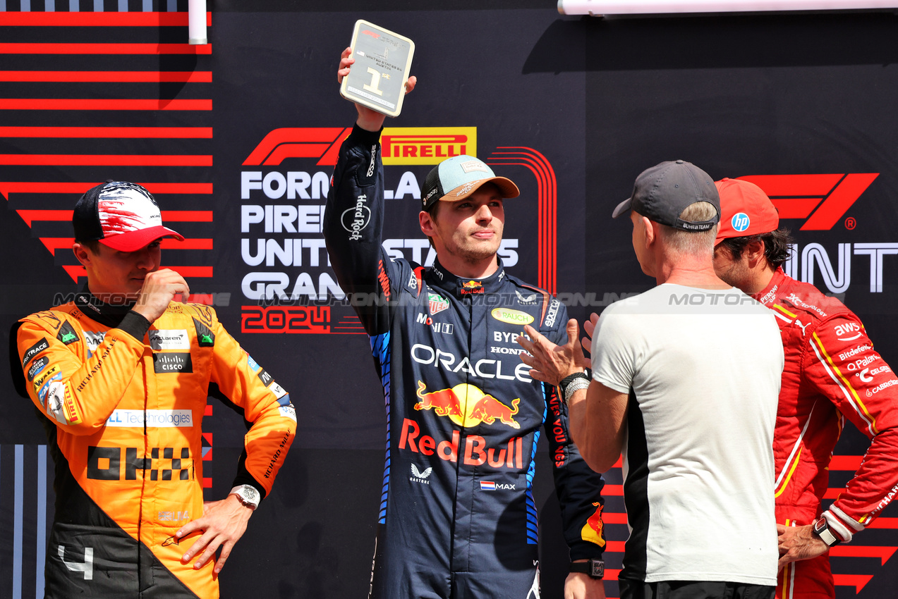 GP STATI UNITI, Top three in Sprint parc ferme (L to R): Lando Norris (GBR) McLaren, third; Max Verstappen (NLD) Red Bull Racing; Sting (GBR) Musician; Carlos Sainz Jr (ESP) Ferrari, third.

19.10.2024. Formula 1 World Championship, Rd 19, United States Grand Prix, Austin, Texas, USA, Sprint e Qualifiche Day.

- www.xpbimages.com, EMail: requests@xpbimages.com © Copyright: Bearne / XPB Images