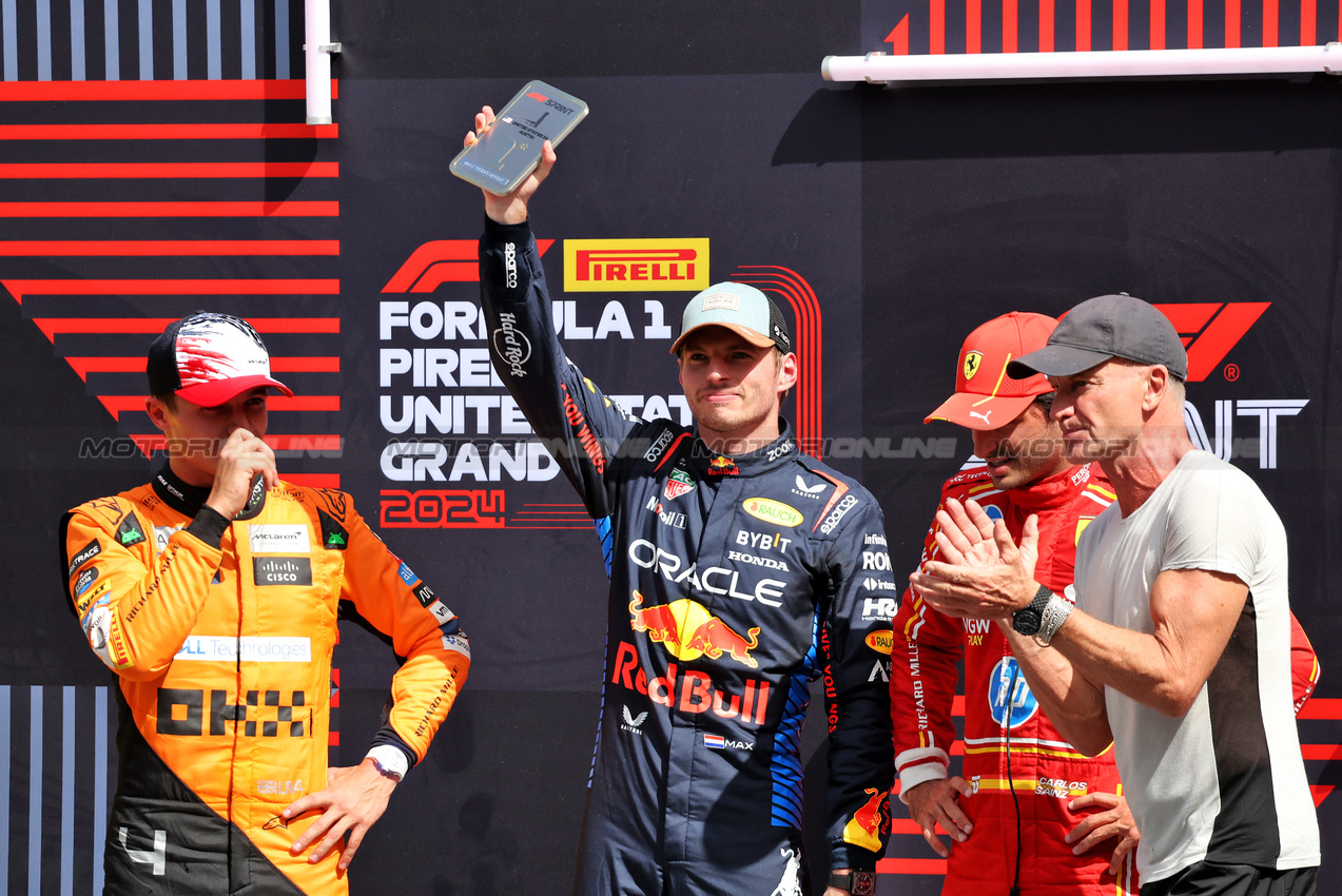 GP STATI UNITI, Top three in Sprint parc ferme (L to R): Lando Norris (GBR) McLaren, third; Max Verstappen (NLD) Red Bull Racing; Carlos Sainz Jr (ESP) Ferrari, third; Sting (GBR) Musician.

19.10.2024. Formula 1 World Championship, Rd 19, United States Grand Prix, Austin, Texas, USA, Sprint e Qualifiche Day.

- www.xpbimages.com, EMail: requests@xpbimages.com © Copyright: Bearne / XPB Images