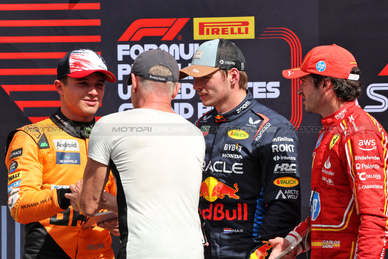 GP STATI UNITI, Top three in Sprint parc ferme (L to R): Lando Norris (GBR) McLaren, third; Max Verstappen (NLD) Red Bull Racing; Carlos Sainz Jr (ESP) Ferrari, third.

19.10.2024. Formula 1 World Championship, Rd 19, United States Grand Prix, Austin, Texas, USA, Sprint e Qualifiche Day.

- www.xpbimages.com, EMail: requests@xpbimages.com © Copyright: Bearne / XPB Images