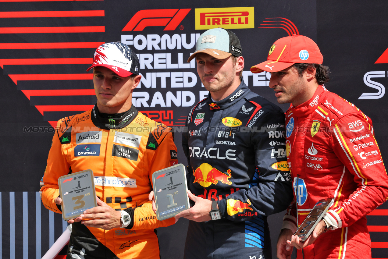 GP STATI UNITI, Top three in Sprint parc ferme (L to R): Lando Norris (GBR) McLaren, third; Max Verstappen (NLD) Red Bull Racing; Carlos Sainz Jr (ESP) Ferrari, third.

19.10.2024. Formula 1 World Championship, Rd 19, United States Grand Prix, Austin, Texas, USA, Sprint e Qualifiche Day.

- www.xpbimages.com, EMail: requests@xpbimages.com © Copyright: Bearne / XPB Images