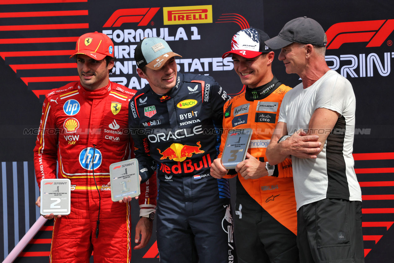 GP STATI UNITI, Top three in Sprint parc ferme (L to R): Lando Norris (GBR) McLaren, third; Max Verstappen (NLD) Red Bull Racing; Carlos Sainz Jr (ESP) Ferrari, third; Sting (GBR) Musician.

19.10.2024. Formula 1 World Championship, Rd 19, United States Grand Prix, Austin, Texas, USA, Sprint e Qualifiche Day.

- www.xpbimages.com, EMail: requests@xpbimages.com © Copyright: Bearne / XPB Images