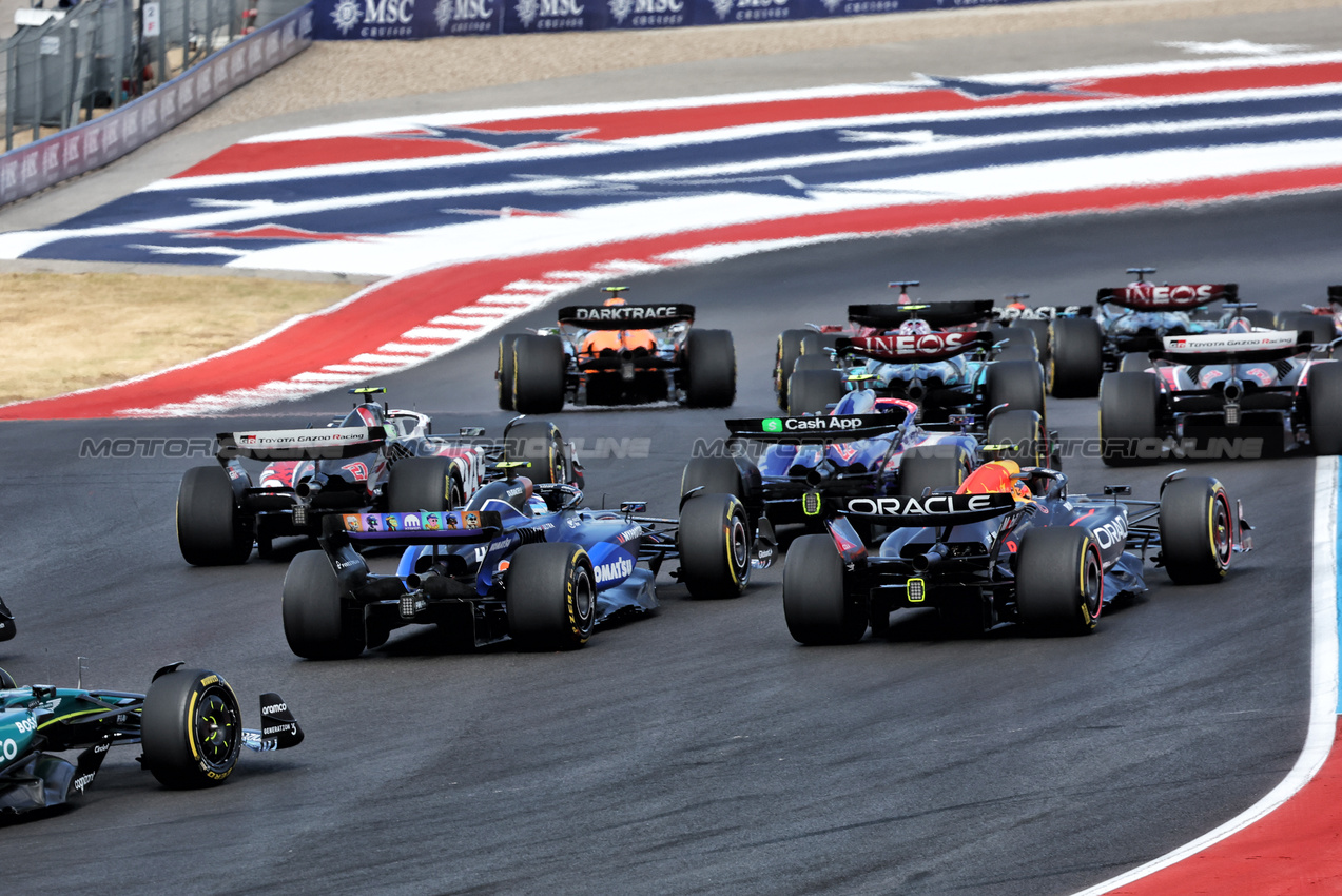 GP STATI UNITI, Sergio Perez (MEX) Red Bull Racing RB20 e Franco Colapinto (ARG) Williams Racing FW46 at the partenza of Sprint.

19.10.2024. Formula 1 World Championship, Rd 19, United States Grand Prix, Austin, Texas, USA, Sprint e Qualifiche Day.

- www.xpbimages.com, EMail: requests@xpbimages.com © Copyright: Bearne / XPB Images