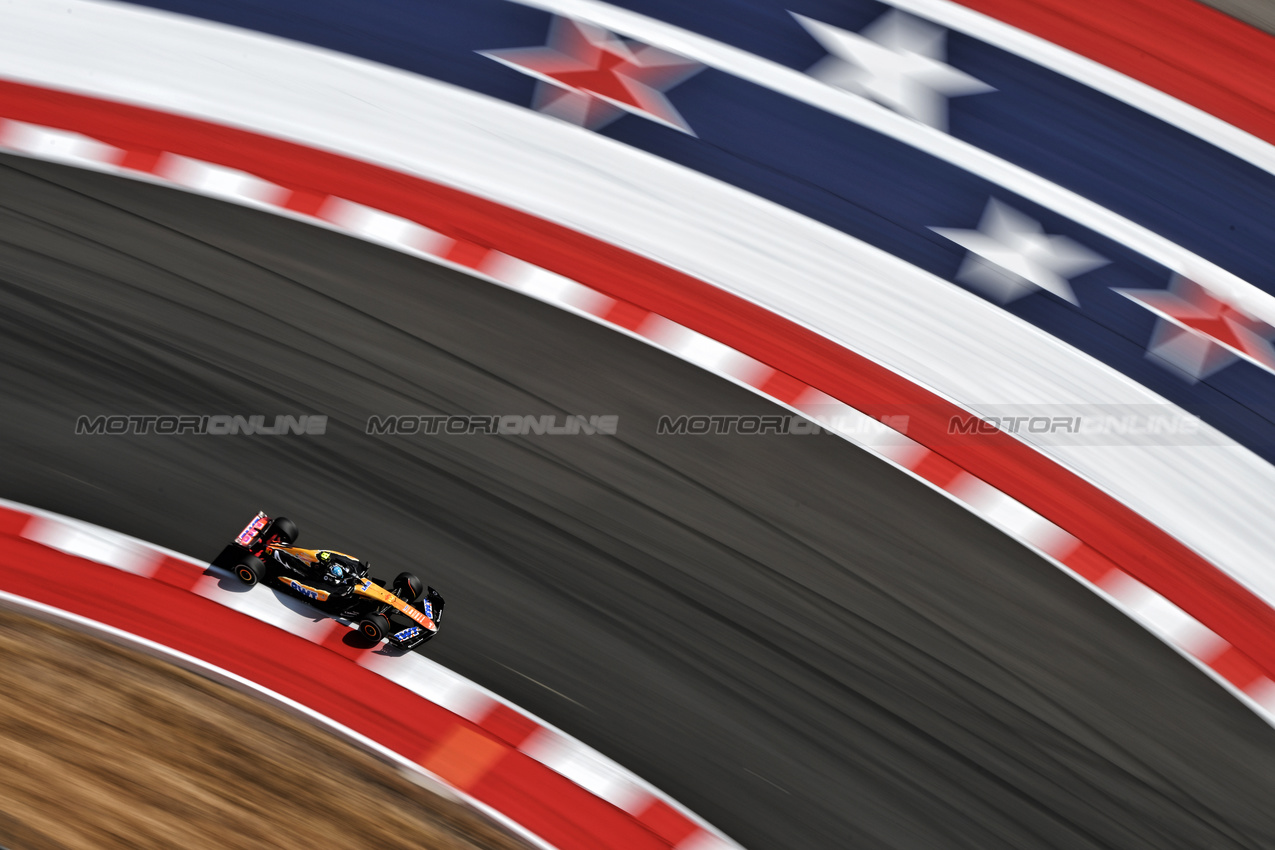 GP STATI UNITI, Lando Norris (GBR) McLaren MCL38.

18.10.2024. Formula 1 World Championship, Rd 19, United States Grand Prix, Austin, Texas, USA, Sprint Qualifiche Day

- www.xpbimages.com, EMail: requests@xpbimages.com © Copyright: Price / XPB Images