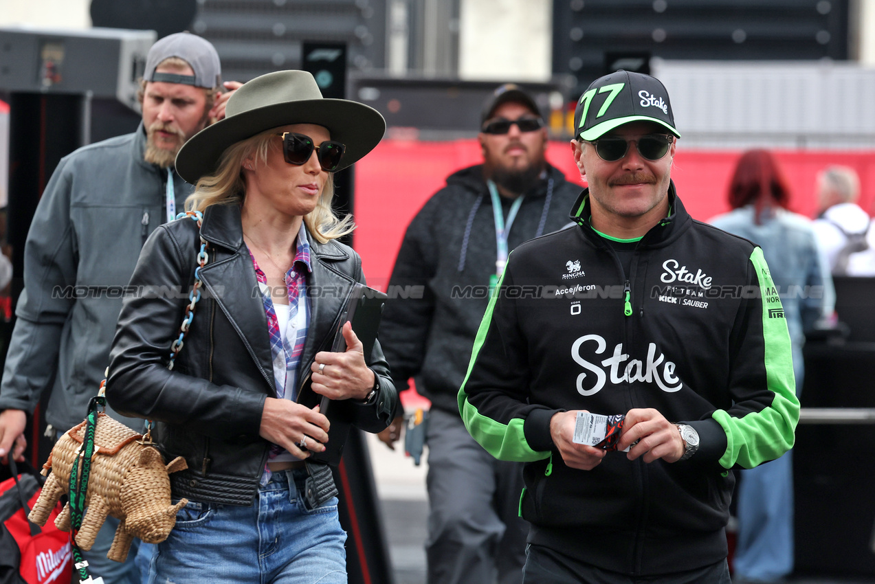 GP STATI UNITI, (L to R): Tiffany Cromwell (AUS) Professional Cyclist with her boyfriend Valtteri Bottas (FIN) Sauber.

18.10.2024. Formula 1 World Championship, Rd 19, United States Grand Prix, Austin, Texas, USA, Sprint Qualifiche Day

- www.xpbimages.com, EMail: requests@xpbimages.com © Copyright: Moy / XPB Images