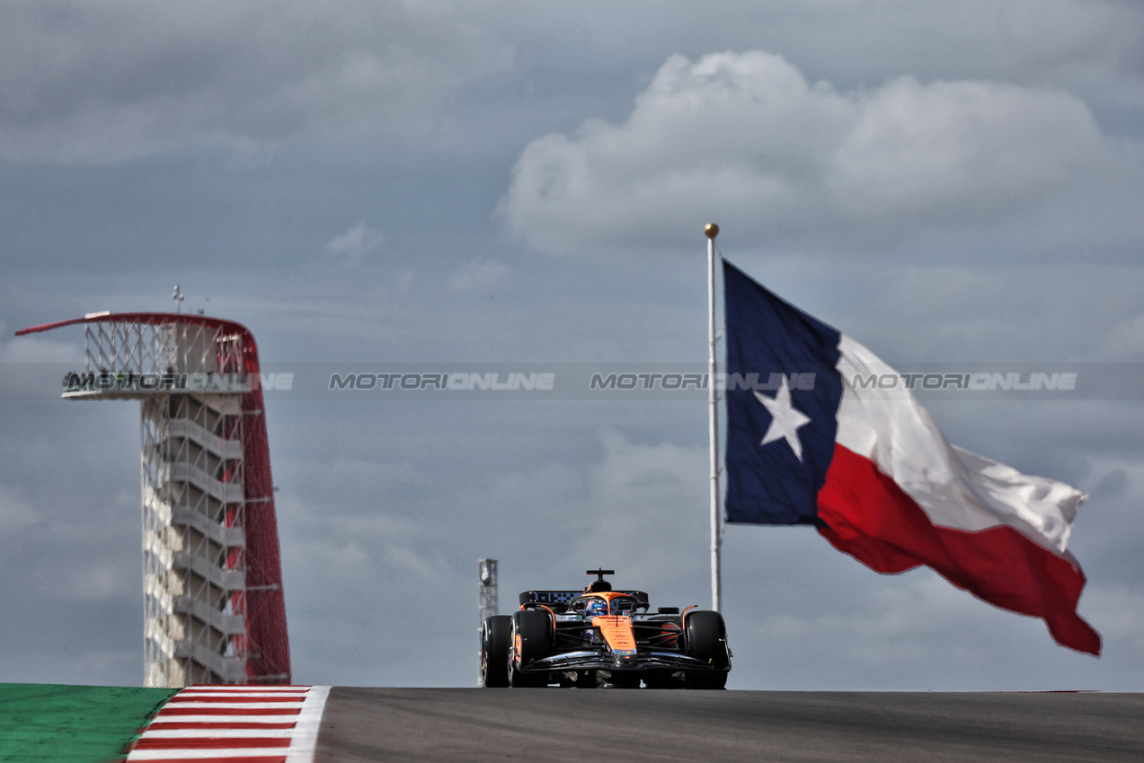 GP STATI UNITI, Oscar Piastri (AUS) McLaren MCL38.

18.10.2024. Formula 1 World Championship, Rd 19, United States Grand Prix, Austin, Texas, USA, Sprint Qualifiche Day

- www.xpbimages.com, EMail: requests@xpbimages.com © Copyright: Moy / XPB Images