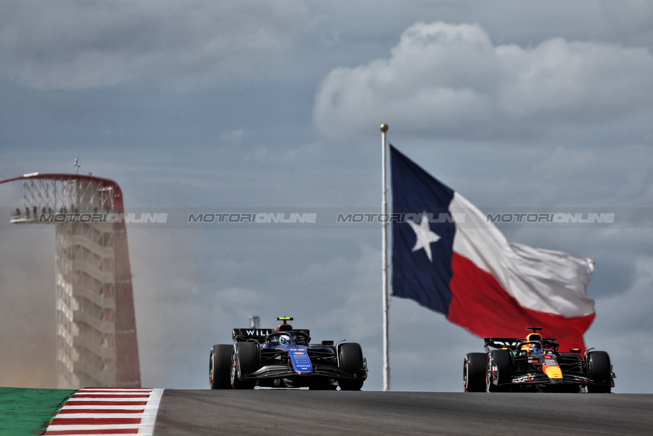 GP STATI UNITI, Franco Colapinto (ARG) Williams Racing FW46 e Max Verstappen (NLD) Red Bull Racing RB20.

18.10.2024. Formula 1 World Championship, Rd 19, United States Grand Prix, Austin, Texas, USA, Sprint Qualifiche Day

- www.xpbimages.com, EMail: requests@xpbimages.com © Copyright: Moy / XPB Images