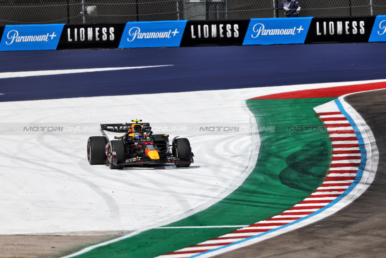 GP STATI UNITI, Sergio Perez (MEX) Red Bull Racing RB20 runs wide.

18.10.2024. Formula 1 World Championship, Rd 19, United States Grand Prix, Austin, Texas, USA, Sprint Qualifiche Day

 - www.xpbimages.com, EMail: requests@xpbimages.com © Copyright: Coates / XPB Images