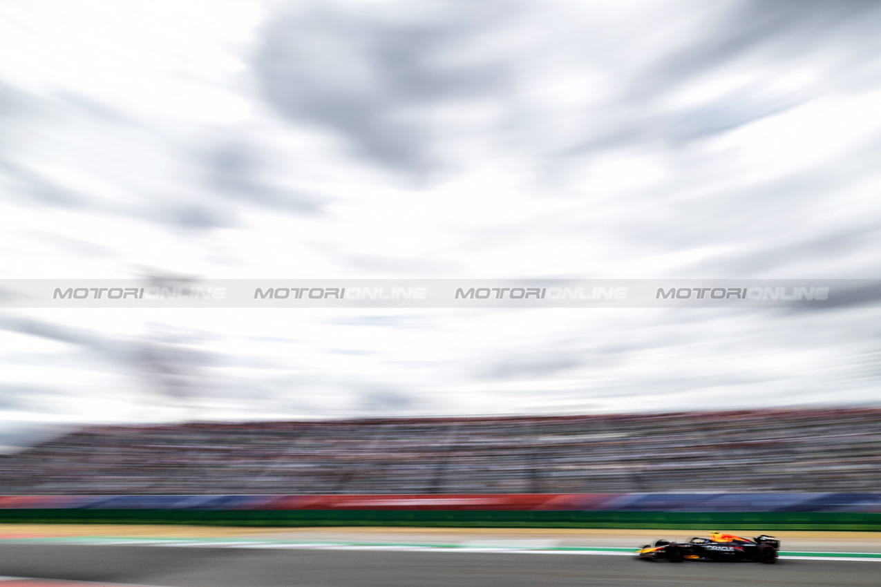 GP STATI UNITI, Sergio Perez (MEX) Red Bull Racing RB20.

18.10.2024. Formula 1 World Championship, Rd 19, United States Grand Prix, Austin, Texas, USA, Sprint Qualifiche Day

 - www.xpbimages.com, EMail: requests@xpbimages.com © Copyright: Rew / XPB Images