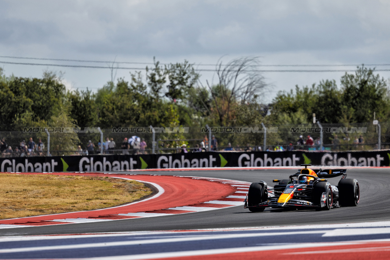 GP STATI UNITI, Max Verstappen (NLD) Red Bull Racing RB20.

18.10.2024. Formula 1 World Championship, Rd 19, United States Grand Prix, Austin, Texas, USA, Sprint Qualifiche Day

 - www.xpbimages.com, EMail: requests@xpbimages.com © Copyright: Rew / XPB Images