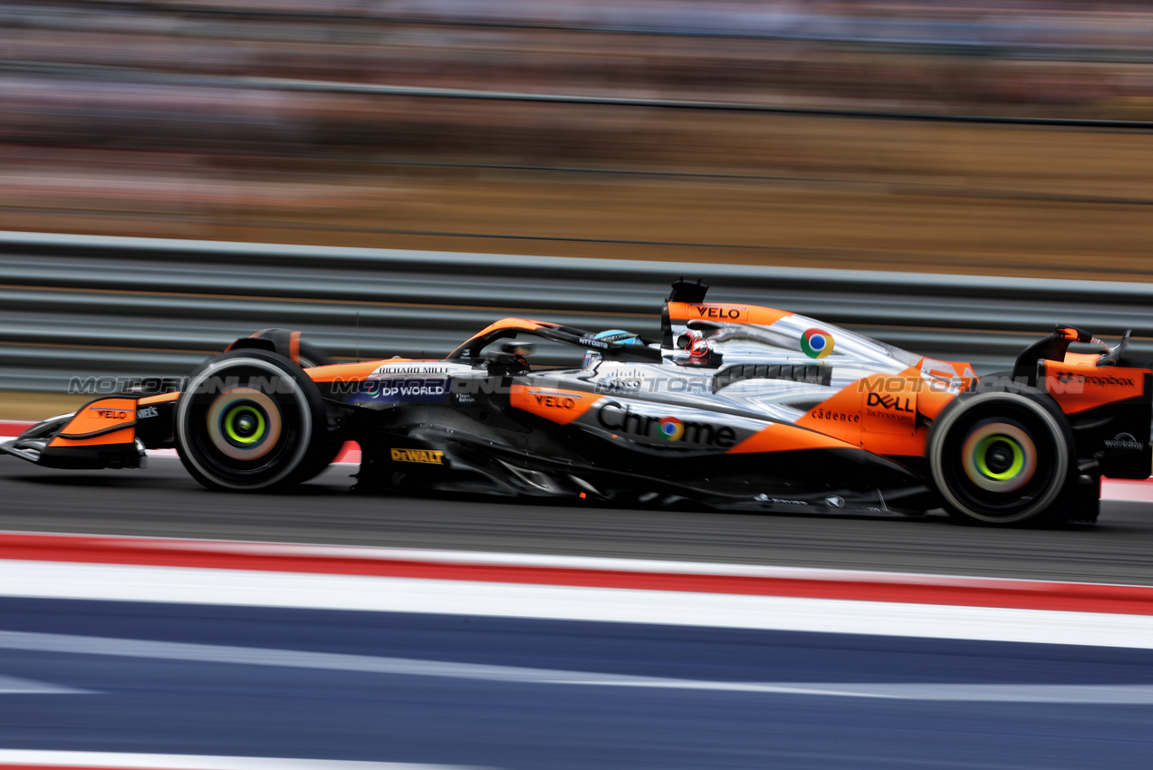 GP STATI UNITI, Oscar Piastri (AUS) McLaren MCL38.

18.10.2024. Formula 1 World Championship, Rd 19, United States Grand Prix, Austin, Texas, USA, Sprint Qualifiche Day

 - www.xpbimages.com, EMail: requests@xpbimages.com © Copyright: Coates / XPB Images