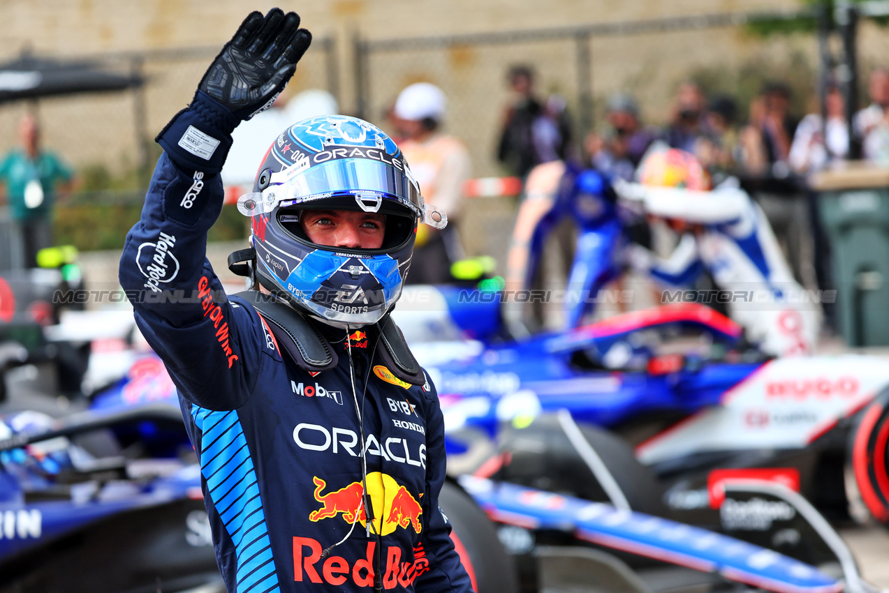 GP STATI UNITI, Max Verstappen (NLD) Red Bull Racing celebrates his pole position in Sprint qualifying parc ferme.

18.10.2024. Formula 1 World Championship, Rd 19, United States Grand Prix, Austin, Texas, USA, Sprint Qualifiche Day

- www.xpbimages.com, EMail: requests@xpbimages.com © Copyright: Batchelor / XPB Images