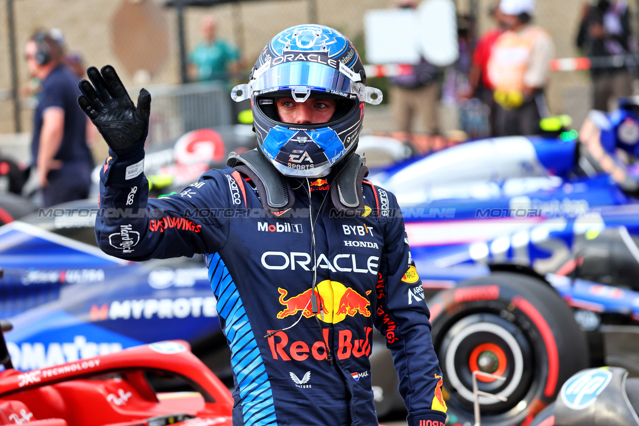 GP STATI UNITI, Max Verstappen (NLD) Red Bull Racing celebrates his pole position in Sprint qualifying parc ferme.

18.10.2024. Formula 1 World Championship, Rd 19, United States Grand Prix, Austin, Texas, USA, Sprint Qualifiche Day

- www.xpbimages.com, EMail: requests@xpbimages.com © Copyright: Batchelor / XPB Images