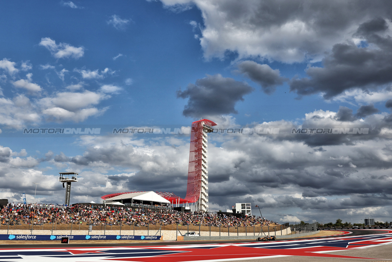 GP STATI UNITI, Oscar Piastri (AUS) McLaren MCL38.

18.10.2024. Formula 1 World Championship, Rd 19, United States Grand Prix, Austin, Texas, USA, Sprint Qualifiche Day

- www.xpbimages.com, EMail: requests@xpbimages.com © Copyright: Moy / XPB Images