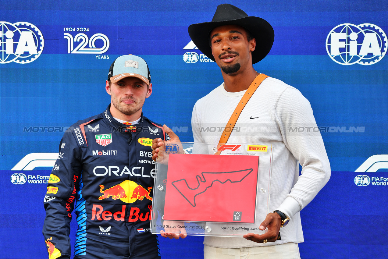 GP STATI UNITI, (L to R): Max Verstappen (NLD) Red Bull Racing is presented with the Pirelli Sprint Qualifiche Award by Leo Neugebauer (GER) Athlete.

18.10.2024. Formula 1 World Championship, Rd 19, United States Grand Prix, Austin, Texas, USA, Sprint Qualifiche Day

- www.xpbimages.com, EMail: requests@xpbimages.com © Copyright: Batchelor / XPB Images