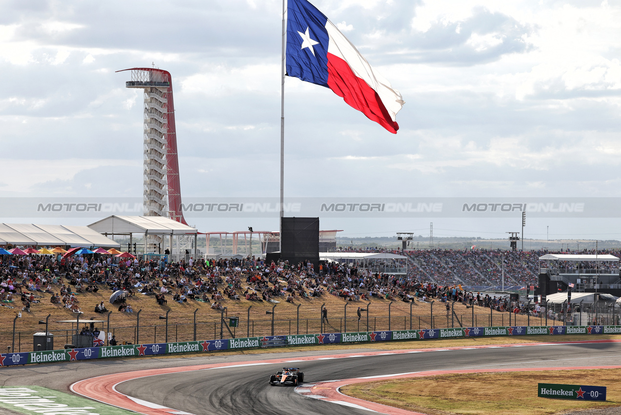 GP STATI UNITI, Oscar Piastri (AUS) McLaren MCL38.

18.10.2024. Formula 1 World Championship, Rd 19, United States Grand Prix, Austin, Texas, USA, Sprint Qualifiche Day

- www.xpbimages.com, EMail: requests@xpbimages.com © Copyright: Bearne / XPB Images