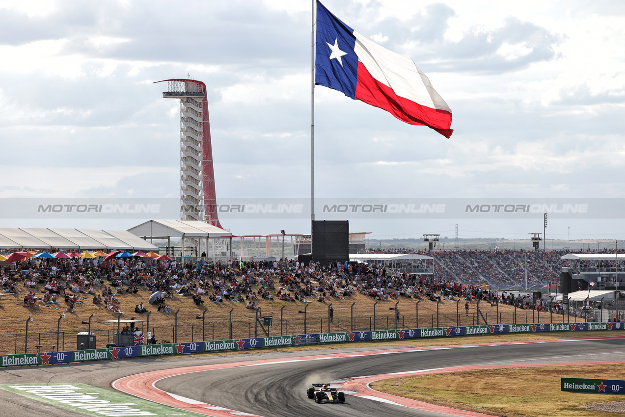 GP STATI UNITI, Sergio Perez (MEX) Red Bull Racing RB20.

18.10.2024. Formula 1 World Championship, Rd 19, United States Grand Prix, Austin, Texas, USA, Sprint Qualifiche Day

- www.xpbimages.com, EMail: requests@xpbimages.com © Copyright: Bearne / XPB Images