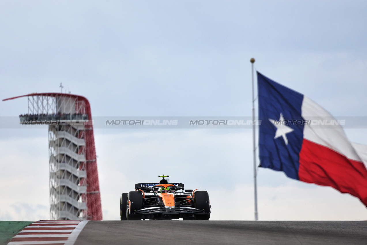 GP STATI UNITI, Lando Norris (GBR) McLaren MCL38.

18.10.2024. Formula 1 World Championship, Rd 19, United States Grand Prix, Austin, Texas, USA, Sprint Qualifiche Day

- www.xpbimages.com, EMail: requests@xpbimages.com © Copyright: Bearne / XPB Images