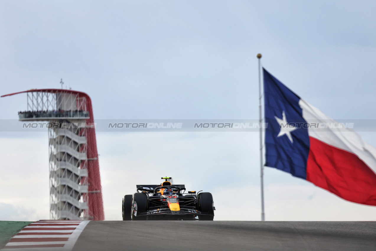 GP STATI UNITI, Sergio Perez (MEX) Red Bull Racing RB20.

18.10.2024. Formula 1 World Championship, Rd 19, United States Grand Prix, Austin, Texas, USA, Sprint Qualifiche Day

- www.xpbimages.com, EMail: requests@xpbimages.com © Copyright: Bearne / XPB Images