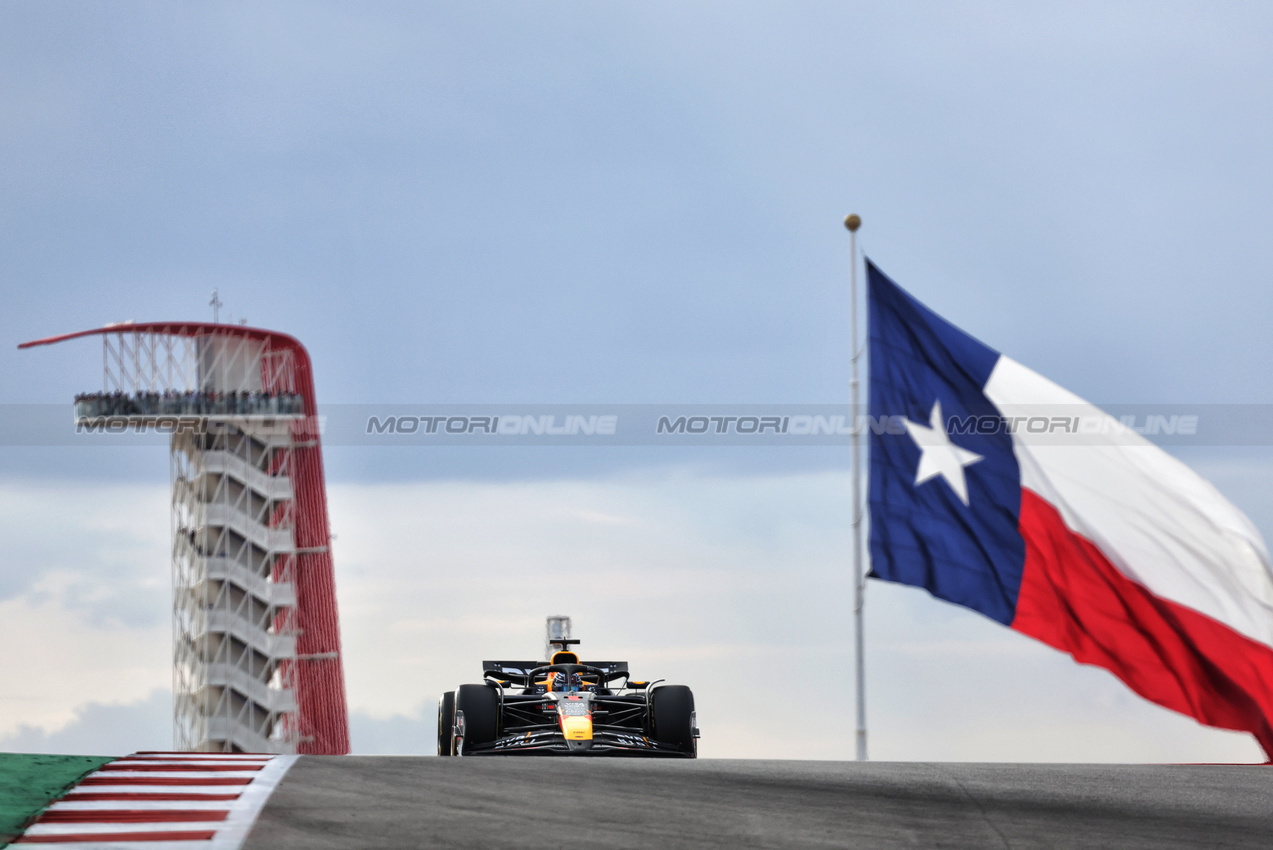 GP STATI UNITI, Max Verstappen (NLD) Red Bull Racing RB20.

18.10.2024. Formula 1 World Championship, Rd 19, United States Grand Prix, Austin, Texas, USA, Sprint Qualifiche Day

- www.xpbimages.com, EMail: requests@xpbimages.com © Copyright: Bearne / XPB Images