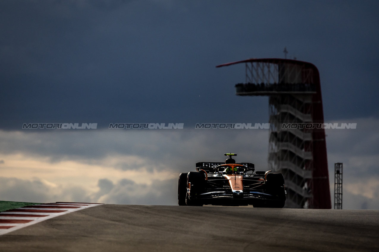 GP STATI UNITI, Lando Norris (GBR) McLaren MCL38.

18.10.2024. Formula 1 World Championship, Rd 19, United States Grand Prix, Austin, Texas, USA, Sprint Qualifiche Day

- www.xpbimages.com, EMail: requests@xpbimages.com © Copyright: Bearne / XPB Images