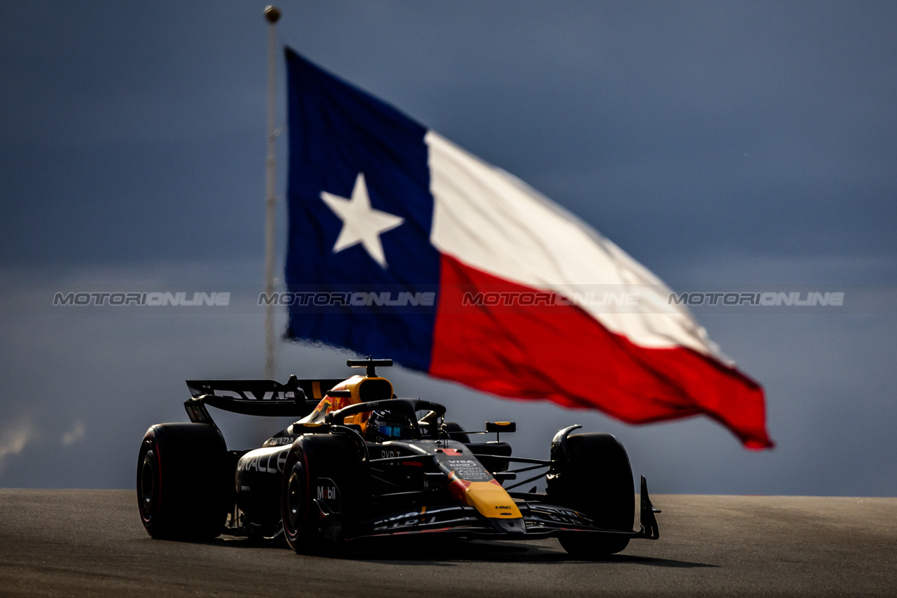 GP STATI UNITI, Max Verstappen (NLD) Red Bull Racing RB20.

18.10.2024. Formula 1 World Championship, Rd 19, United States Grand Prix, Austin, Texas, USA, Sprint Qualifiche Day

- www.xpbimages.com, EMail: requests@xpbimages.com © Copyright: Bearne / XPB Images