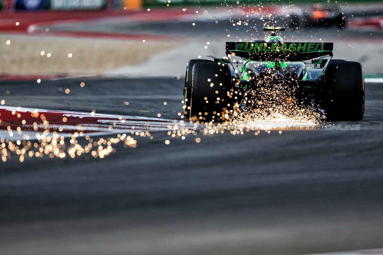 GP STATI UNITI, Zhou Guanyu (CHN) Sauber C44 sends sparks flying.

18.10.2024. Formula 1 World Championship, Rd 19, United States Grand Prix, Austin, Texas, USA, Sprint Qualifiche Day

- www.xpbimages.com, EMail: requests@xpbimages.com © Copyright: Price / XPB Images