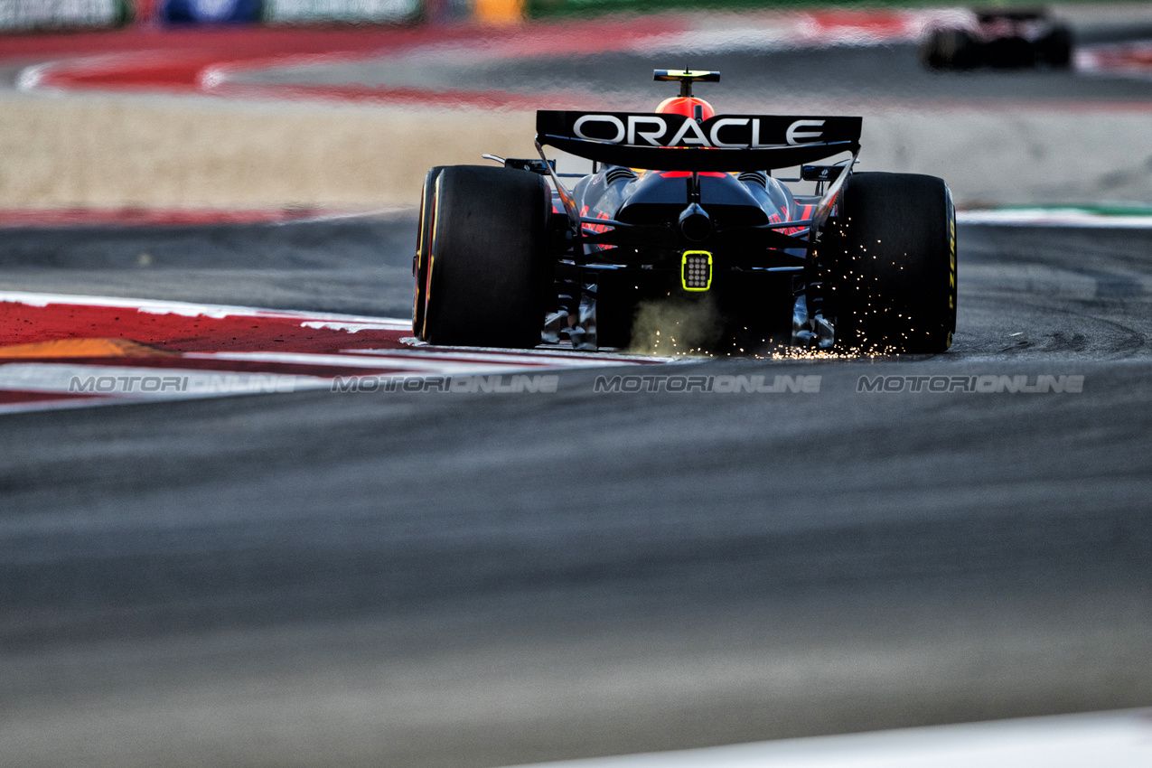 GP STATI UNITI, Sergio Perez (MEX) Red Bull Racing RB20 sends sparks flying.

18.10.2024. Formula 1 World Championship, Rd 19, United States Grand Prix, Austin, Texas, USA, Sprint Qualifiche Day

- www.xpbimages.com, EMail: requests@xpbimages.com © Copyright: Price / XPB Images