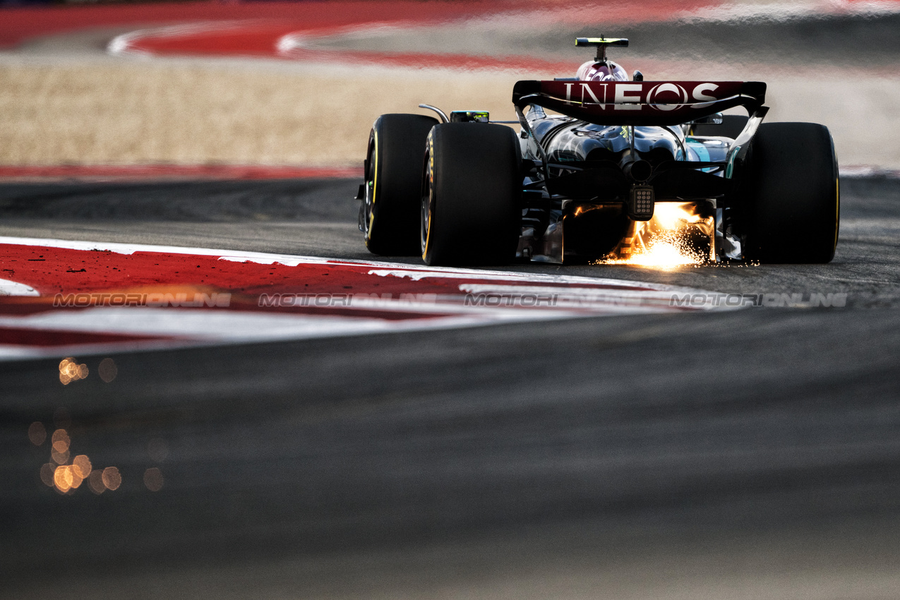 GP STATI UNITI, Lewis Hamilton (GBR) Mercedes AMG F1 W15 sends sparks flying.

18.10.2024. Formula 1 World Championship, Rd 19, United States Grand Prix, Austin, Texas, USA, Sprint Qualifiche Day

- www.xpbimages.com, EMail: requests@xpbimages.com © Copyright: Price / XPB Images