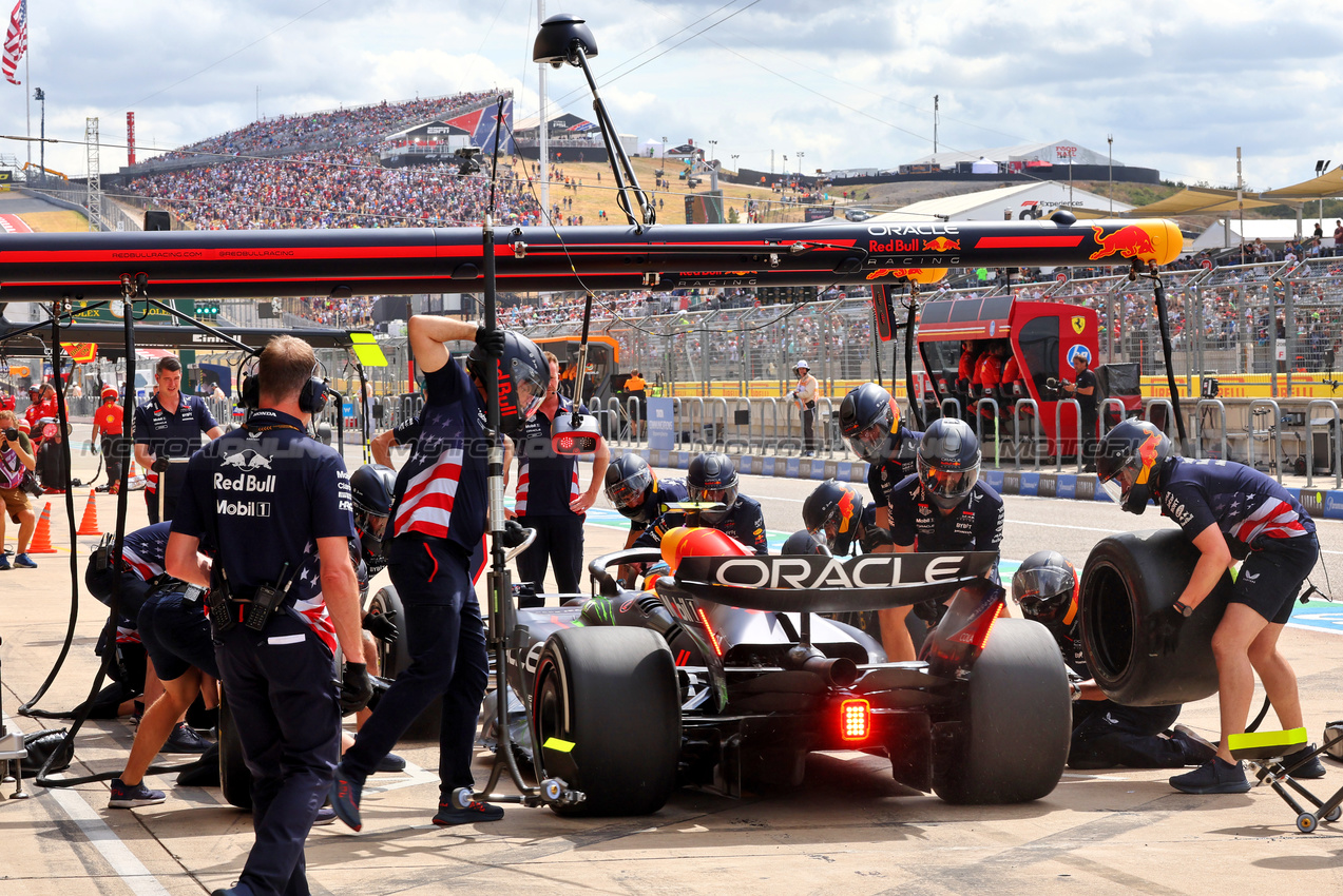 GP STATI UNITI, Sergio Perez (MEX) Red Bull Racing RB20 in the pits.

18.10.2024. Formula 1 World Championship, Rd 19, United States Grand Prix, Austin, Texas, USA, Sprint Qualifiche Day

- www.xpbimages.com, EMail: requests@xpbimages.com © Copyright: Batchelor / XPB Images