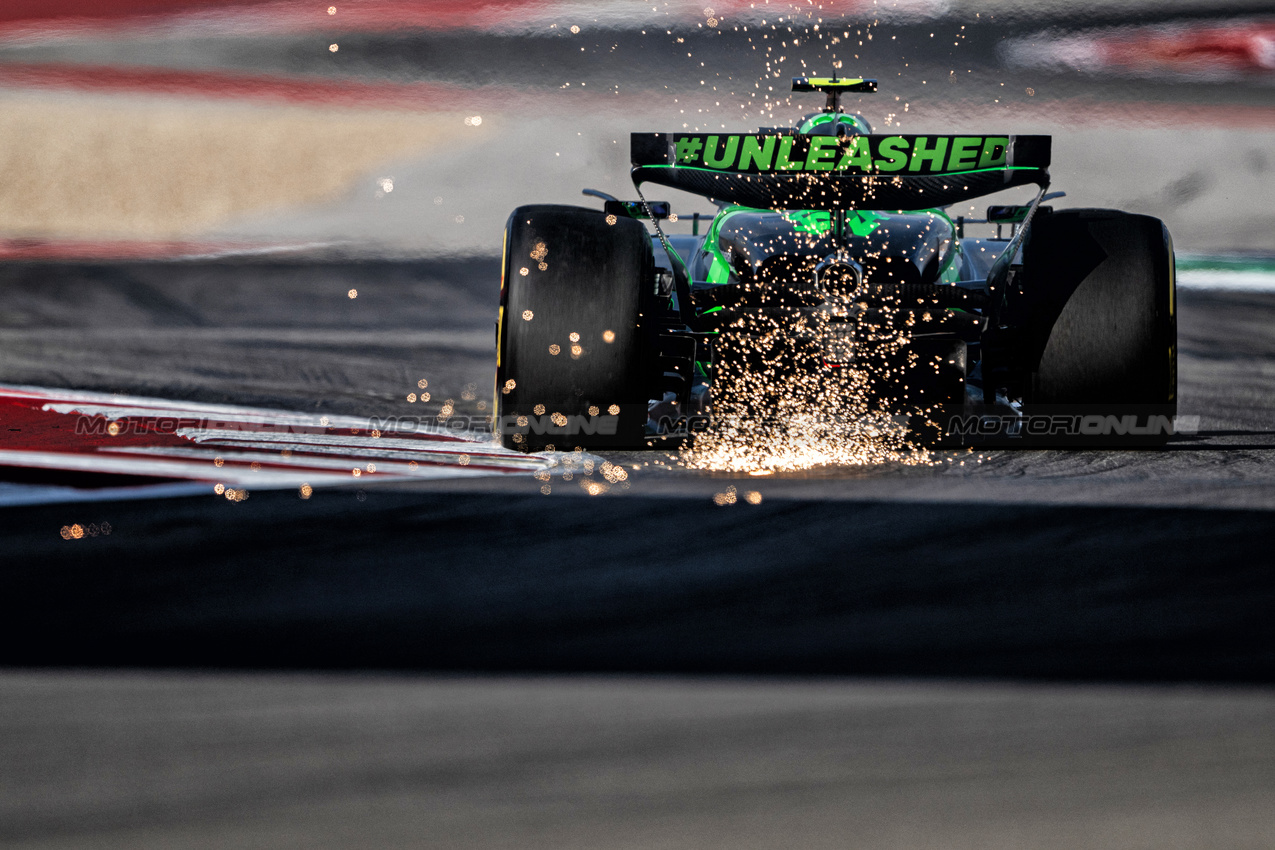 GP STATI UNITI, Zhou Guanyu (CHN) Sauber C44 sends sparks flying.

18.10.2024. Formula 1 World Championship, Rd 19, United States Grand Prix, Austin, Texas, USA, Sprint Qualifiche Day

- www.xpbimages.com, EMail: requests@xpbimages.com © Copyright: Price / XPB Images