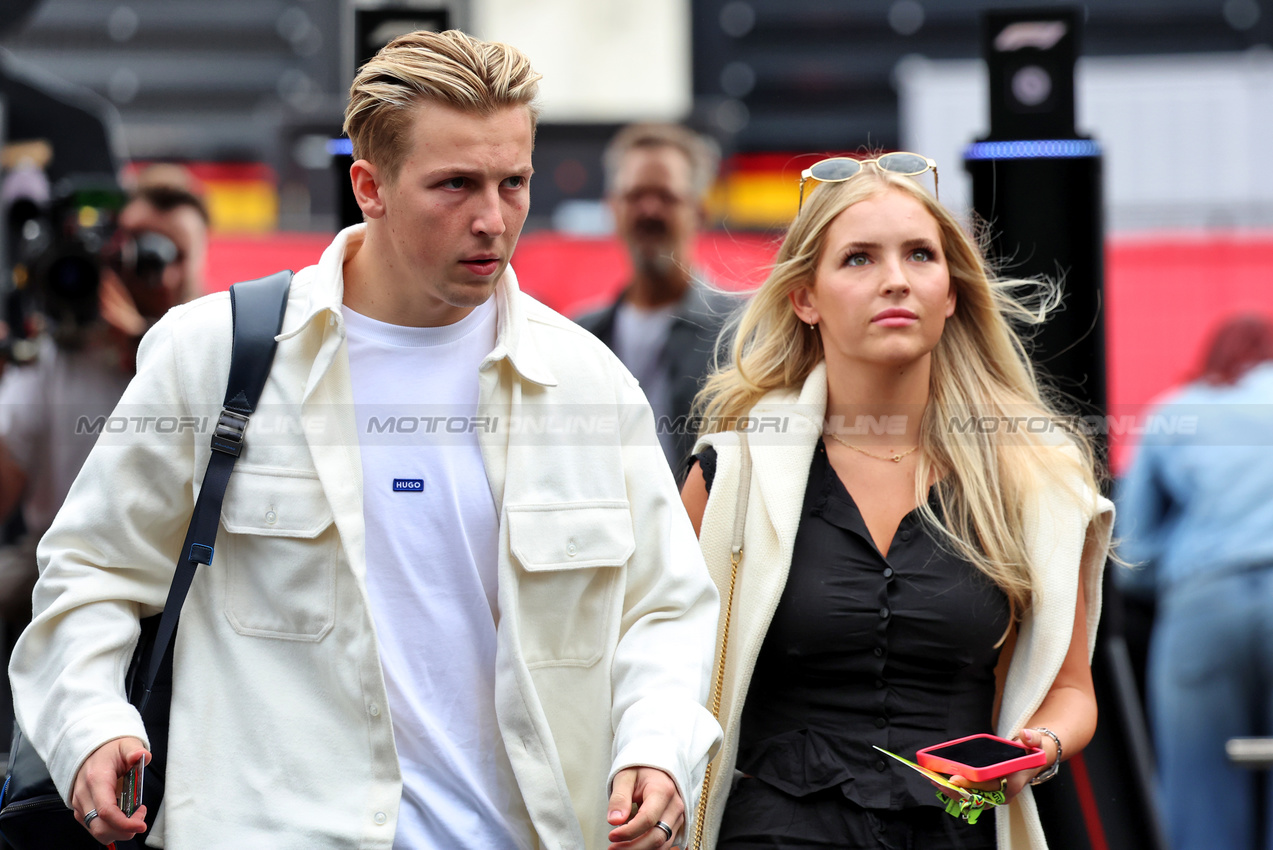 GP STATI UNITI, Liam Lawson (NZL) RB with Domenica Hannah St. John (USA).

18.10.2024. Formula 1 World Championship, Rd 19, United States Grand Prix, Austin, Texas, USA, Sprint Qualifiche Day

 - www.xpbimages.com, EMail: requests@xpbimages.com © Copyright: Rew / XPB Images