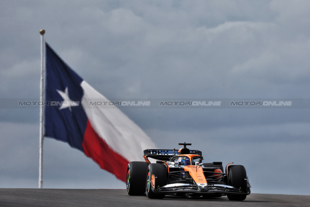 GP STATI UNITI, Oscar Piastri (AUS) McLaren MCL38.

18.10.2024. Formula 1 World Championship, Rd 19, United States Grand Prix, Austin, Texas, USA, Sprint Qualifiche Day

- www.xpbimages.com, EMail: requests@xpbimages.com © Copyright: Moy / XPB Images