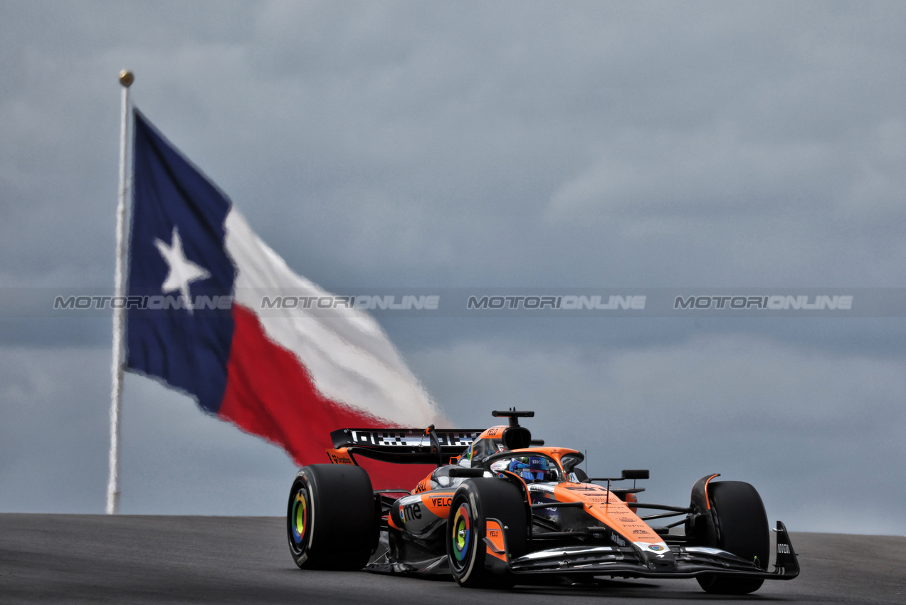 GP STATI UNITI, Oscar Piastri (AUS) McLaren MCL38.

18.10.2024. Formula 1 World Championship, Rd 19, United States Grand Prix, Austin, Texas, USA, Sprint Qualifiche Day

- www.xpbimages.com, EMail: requests@xpbimages.com © Copyright: Moy / XPB Images