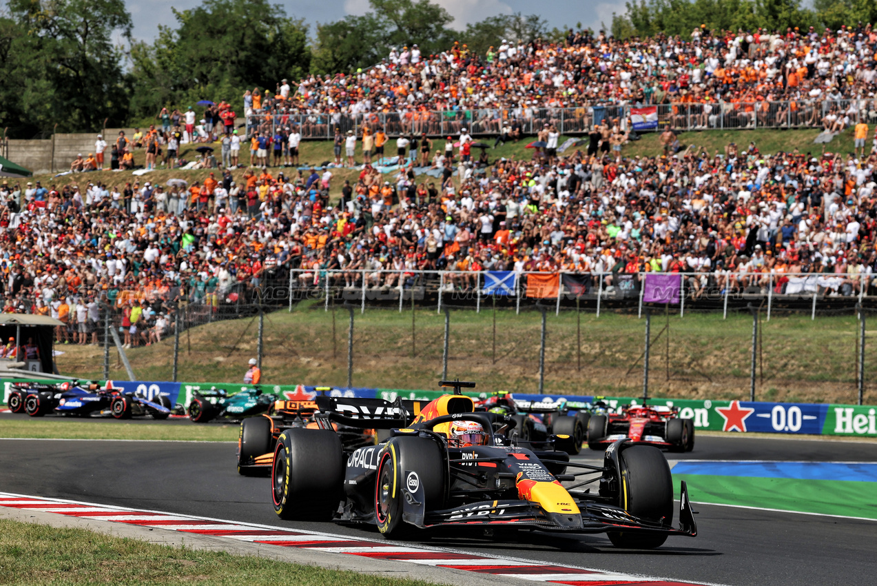 GP UNGHERIA, Max Verstappen (NLD) Red Bull Racing RB20.

21.07.2024. Formula 1 World Championship, Rd 13, Hungarian Grand Prix, Budapest, Hungary, Gara Day.

- www.xpbimages.com, EMail: requests@xpbimages.com © Copyright: Bearne / XPB Images