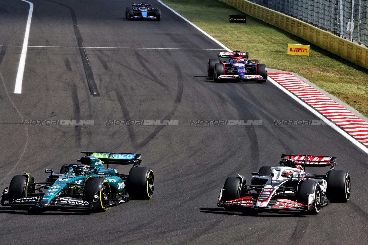 GP UNGHERIA, Lance Stroll (CDN) Aston Martin F1 Team AMR24 e Kevin Magnussen (DEN) Haas VF-24 battle for position.

21.07.2024. Formula 1 World Championship, Rd 13, Hungarian Grand Prix, Budapest, Hungary, Gara Day.

- www.xpbimages.com, EMail: requests@xpbimages.com © Copyright: Charniaux / XPB Images