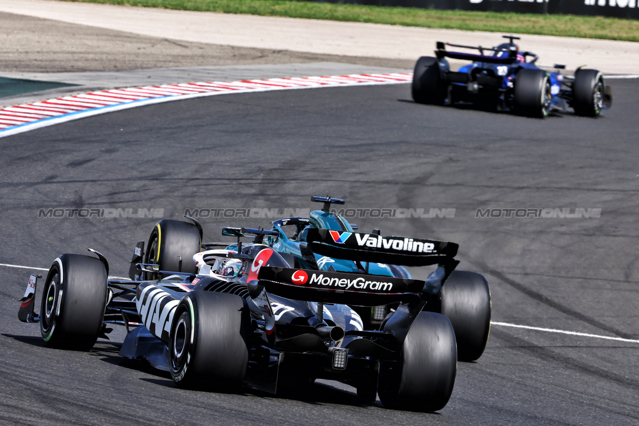 GP UNGHERIA, Lance Stroll (CDN) Aston Martin F1 Team AMR24 e Kevin Magnussen (DEN) Haas VF-24 battle for position.

21.07.2024. Formula 1 World Championship, Rd 13, Hungarian Grand Prix, Budapest, Hungary, Gara Day.

- www.xpbimages.com, EMail: requests@xpbimages.com © Copyright: Charniaux / XPB Images