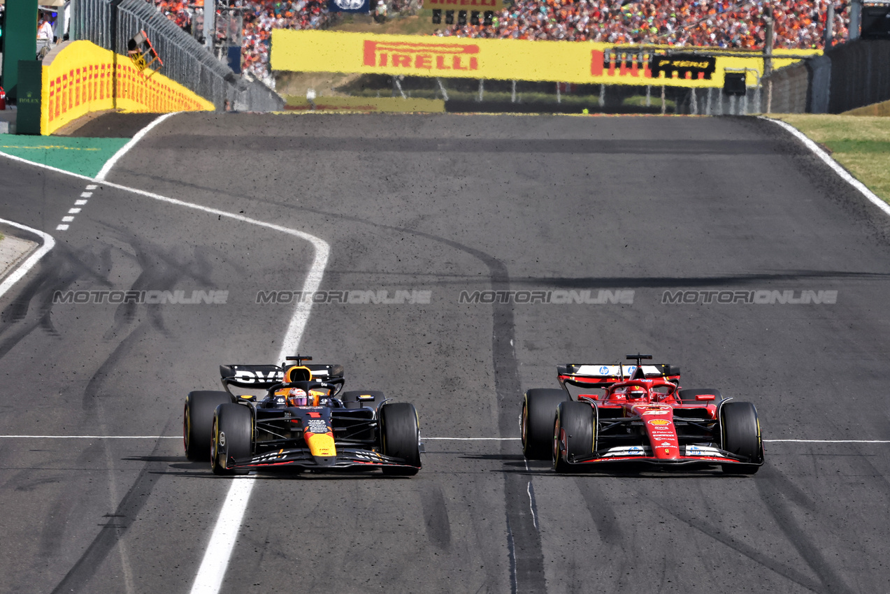 GP UNGHERIA, Max Verstappen (NLD) Red Bull Racing RB20 e Charles Leclerc (MON) Ferrari SF-24 battle for position.

21.07.2024. Formula 1 World Championship, Rd 13, Hungarian Grand Prix, Budapest, Hungary, Gara Day.

- www.xpbimages.com, EMail: requests@xpbimages.com © Copyright: Charniaux / XPB Images
