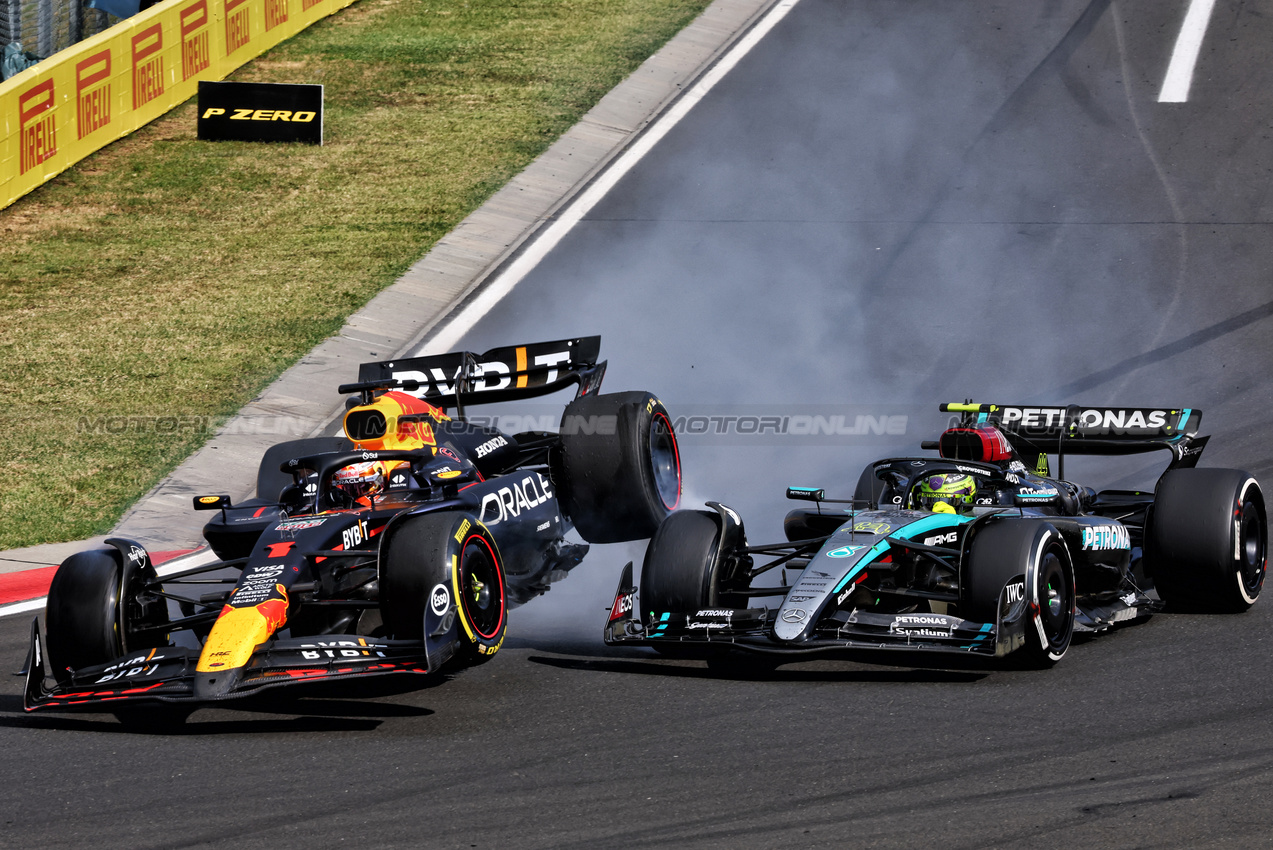 GP UNGHERIA, Lewis Hamilton (GBR) Mercedes AMG F1 W15 e Lewis Hamilton (GBR) Mercedes AMG F1 W15 collide.

21.07.2024. Formula 1 World Championship, Rd 13, Hungarian Grand Prix, Budapest, Hungary, Gara Day.

- www.xpbimages.com, EMail: requests@xpbimages.com © Copyright: Charniaux / XPB Images