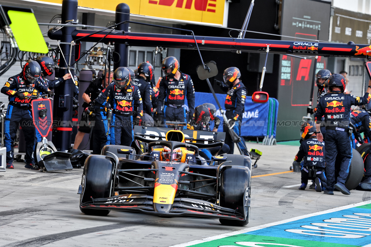 GP UNGHERIA, Max Verstappen (NLD) Red Bull Racing RB20 makes a pit stop.

21.07.2024. Formula 1 World Championship, Rd 13, Hungarian Grand Prix, Budapest, Hungary, Gara Day.

- www.xpbimages.com, EMail: requests@xpbimages.com © Copyright: Batchelor / XPB Images