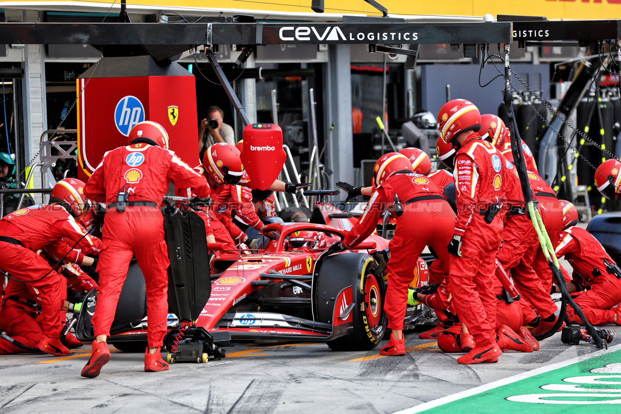 GP UNGHERIA, Charles Leclerc (MON) Ferrari SF-24 makes a pit stop.

21.07.2024. Formula 1 World Championship, Rd 13, Hungarian Grand Prix, Budapest, Hungary, Gara Day.

- www.xpbimages.com, EMail: requests@xpbimages.com © Copyright: Batchelor / XPB Images