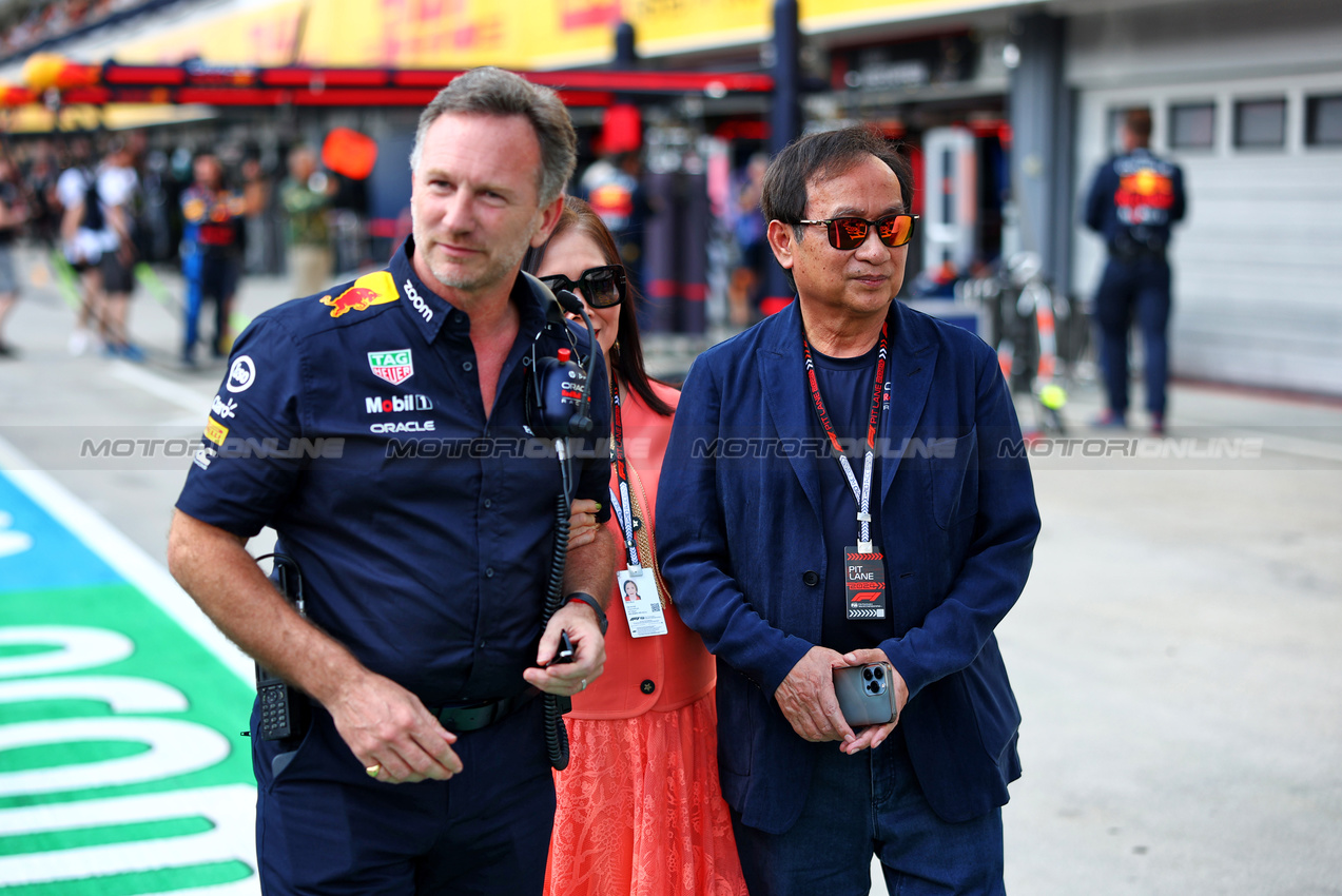 GP UNGHERIA, Christian Horner (GBR) Red Bull Racing Team Principal with Chalerm Yoovidhya (THA) Red Bull Racing Co-Owner e sua moglie Daranee Yoovidhya (THA).

21.07.2024. Formula 1 World Championship, Rd 13, Hungarian Grand Prix, Budapest, Hungary, Gara Day.

 - www.xpbimages.com, EMail: requests@xpbimages.com © Copyright: Coates / XPB Images