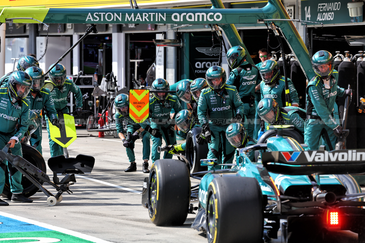 GP UNGHERIA, Fernando Alonso (ESP) Aston Martin F1 Team AMR24 makes a pit stop.

21.07.2024. Formula 1 World Championship, Rd 13, Hungarian Grand Prix, Budapest, Hungary, Gara Day.

- www.xpbimages.com, EMail: requests@xpbimages.com © Copyright: Batchelor / XPB Images