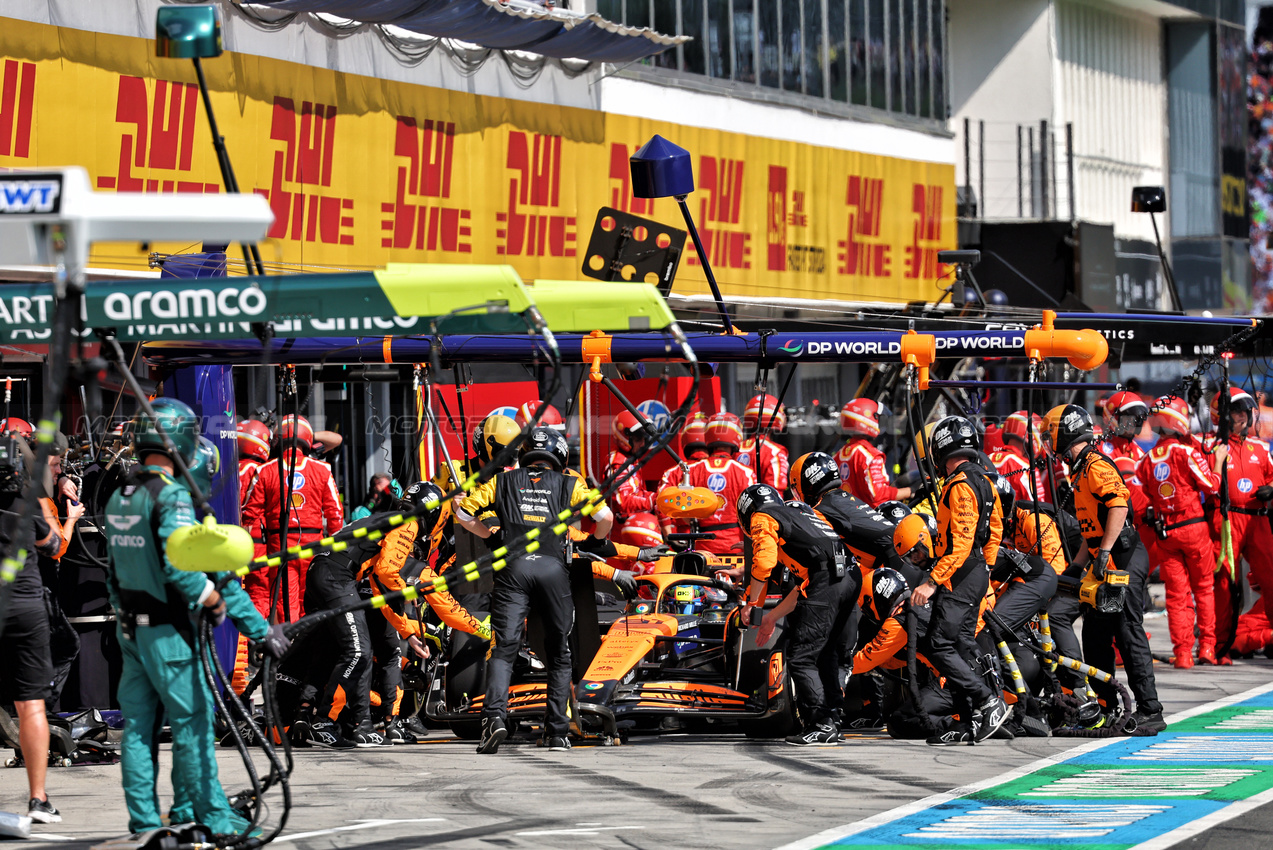 GP UNGHERIA, Oscar Piastri (AUS) McLaren MCL38 makes a pit stop.

21.07.2024. Formula 1 World Championship, Rd 13, Hungarian Grand Prix, Budapest, Hungary, Gara Day.

- www.xpbimages.com, EMail: requests@xpbimages.com © Copyright: Batchelor / XPB Images