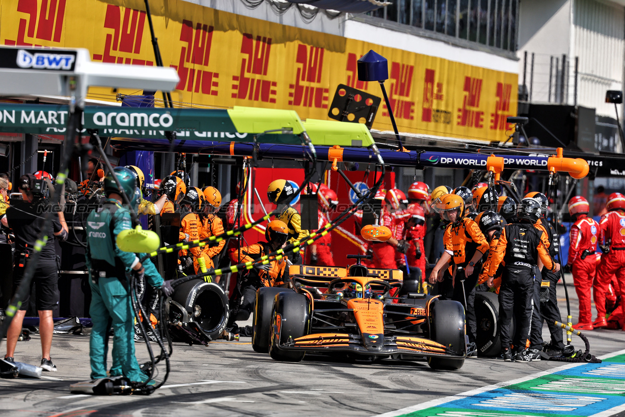 GP UNGHERIA, Oscar Piastri (AUS) McLaren MCL38 makes a pit stop.

21.07.2024. Formula 1 World Championship, Rd 13, Hungarian Grand Prix, Budapest, Hungary, Gara Day.

- www.xpbimages.com, EMail: requests@xpbimages.com © Copyright: Batchelor / XPB Images