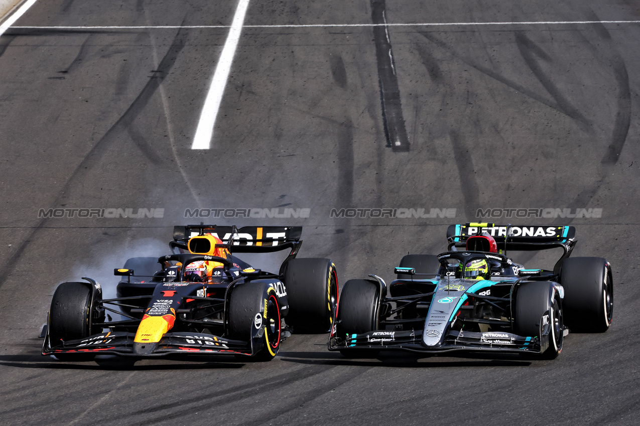 GP UNGHERIA, Max Verstappen (NLD) Red Bull Racing RB20 e Lewis Hamilton (GBR) Mercedes AMG F1 W15 collide.

21.07.2024. Formula 1 World Championship, Rd 13, Hungarian Grand Prix, Budapest, Hungary, Gara Day.

- www.xpbimages.com, EMail: requests@xpbimages.com © Copyright: Charniaux / XPB Images