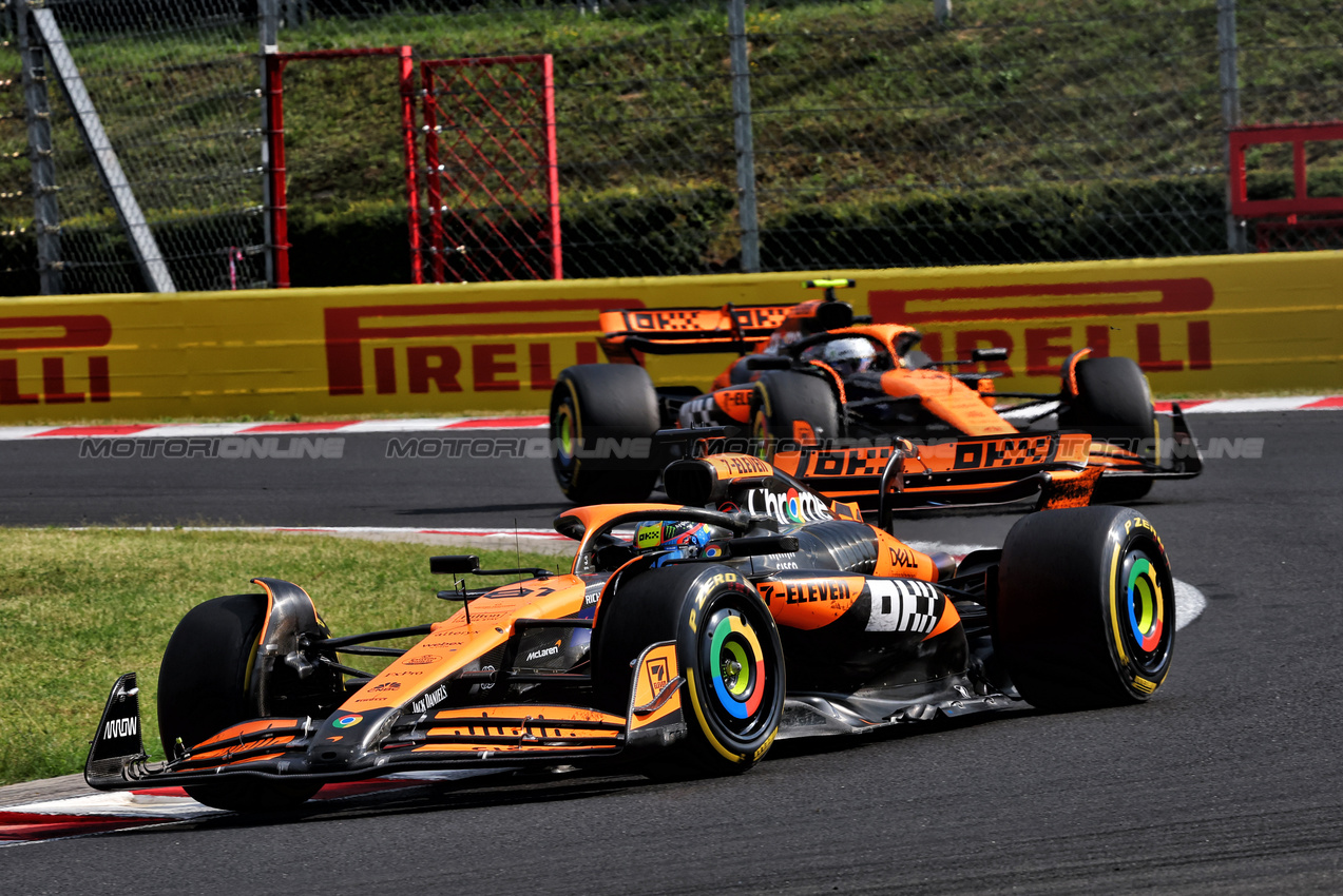 GP UNGHERIA, Oscar Piastri (AUS) McLaren MCL38 davanti a team mate Lando Norris (GBR) McLaren MCL38.

21.07.2024. Formula 1 World Championship, Rd 13, Hungarian Grand Prix, Budapest, Hungary, Gara Day.

- www.xpbimages.com, EMail: requests@xpbimages.com © Copyright: Charniaux / XPB Images